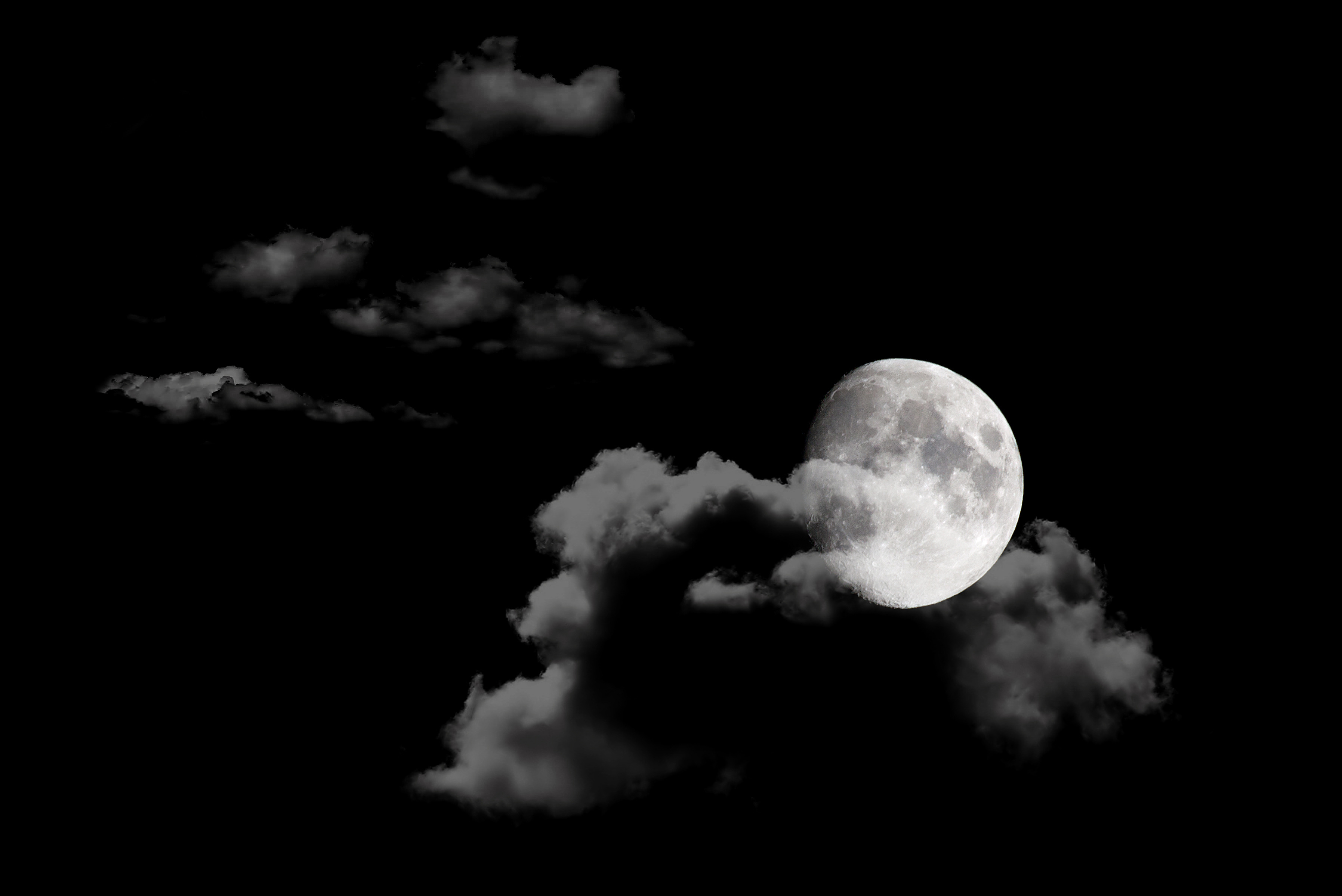 Clouded moon. Лунное небо. Луна на черном небе. Ночные облака. Облака на черном фоне.